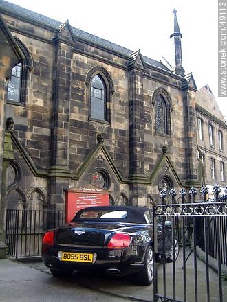 A Bentley car in the door of St. Columba's Free Church - Scotland - BRITISH ISLANDS. Photo #49113
