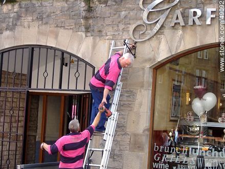 Colocando jardineras en Garfunkel's Restaurant en High Street de Royal Mile - Escocia - ISLAS BRITÁNICAS. Foto No. 49092