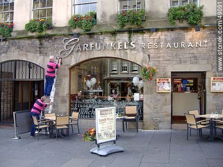 Colocando jardineras en Garfunkel's Restaurant en High Street de Royal Mile - Escocia - ISLAS BRITÁNICAS. Foto No. 49091