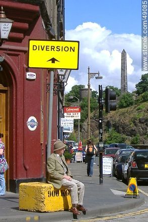 No. 1 High Street. The Tass. al fondo, Political Martyrs' Monument - Escocia - ISLAS BRITÁNICAS. Foto No. 49085