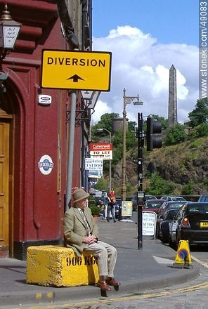 No. 1 High Street. The Tass. Al fondo, Political Martyrs' Monument - Escocia - ISLAS BRITÁNICAS. Foto No. 49083
