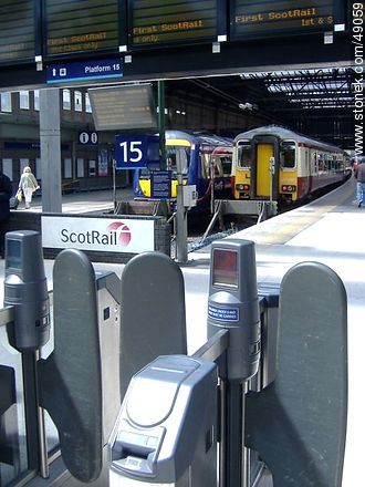 Acceso a los andenes de la Estación de Trenes de Edimburgo. - Escocia - ISLAS BRITÁNICAS. Foto No. 49059