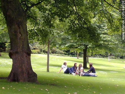 Princes Street Gardens. Young people enjoying the day in the park - Scotland - BRITISH ISLANDS. Photo #49038