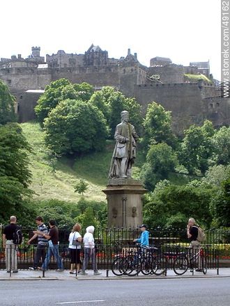 Edinburgh Castle atop Castle Rock. Allan Ramsay's Statue at Princess Garden. - Scotland - BRITISH ISLANDS. Photo #49162