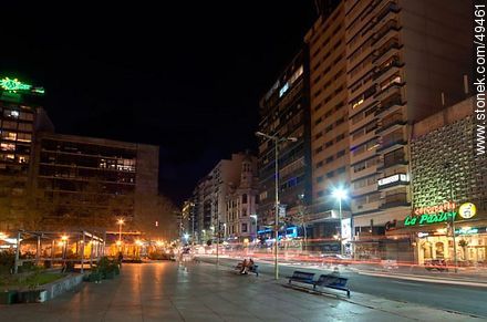 Avenida 18 de Julio y Julio Herrera y Obes. Plaza Fabini. - Departamento de Montevideo - URUGUAY. Foto No. 49461
