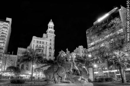 Monumento al Entrevero en la Plaza Fabini. Edificio Rex. - Departamento de Montevideo - URUGUAY. Foto No. 49456