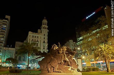 Monument Entrevero at Plaza Fabini. Edificio Rex. - Department of Montevideo - URUGUAY. Photo #49457