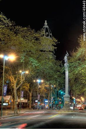 Plaza Cagancha y estatua de la Libertad. Cúpula del Palacio Montero. - Departamento de Montevideo - URUGUAY. Foto No. 49449