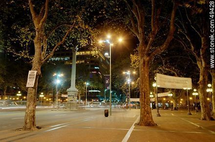 Avenida 18 de Julio. Plazas Libertad y Cagancha. - Departamento de Montevideo - URUGUAY. Foto No. 49428