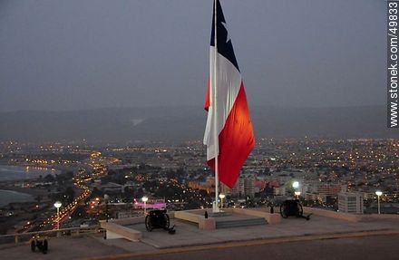 Bandera de Chile en lo alto del Morro de Arica. - Chile - Otros AMÉRICA del SUR. Foto No. 49833