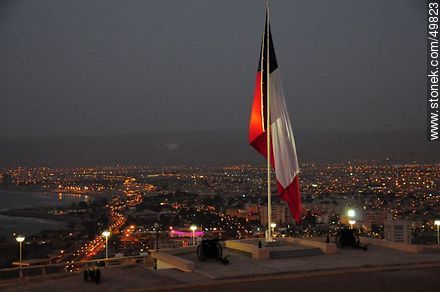 Bandera de Chile en lo alto del Morro de Arica. - Chile - Otros AMÉRICA del SUR. Foto No. 49823