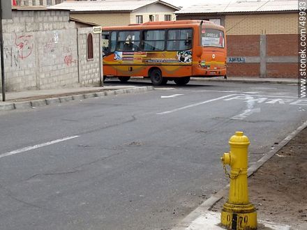 Hidrante y ómnibus por las calles de Arica - Chile - Otros AMÉRICA del SUR. Foto No. 49933