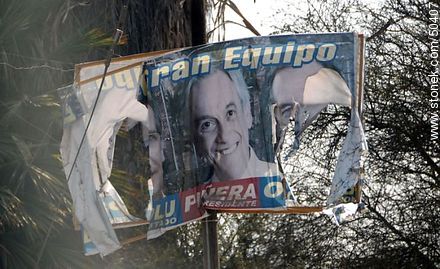 Cartel político destrozado por... - Chile - Otros AMÉRICA del SUR. Foto No. 50407