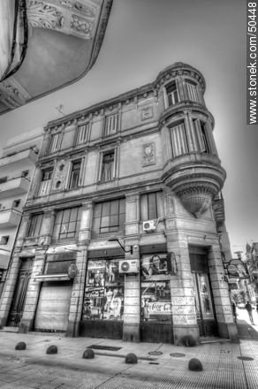 Old building in the corner of the streets Sarandi and Alzaibar - Department of Montevideo - URUGUAY. Photo #50448