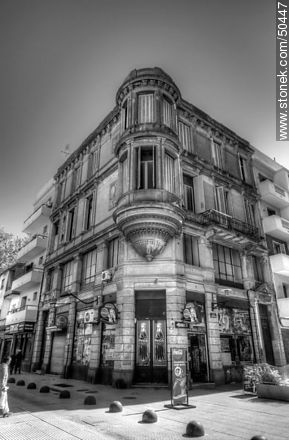Antiguo edificio de la esquina de Sarandí y Alzaibar - Departamento de Montevideo - URUGUAY. Foto No. 50447