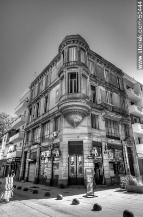 Antiguo edificio de la esquina de Sarandí y Alzaibar -  - IMÁGENES VARIAS. Foto No. 50444