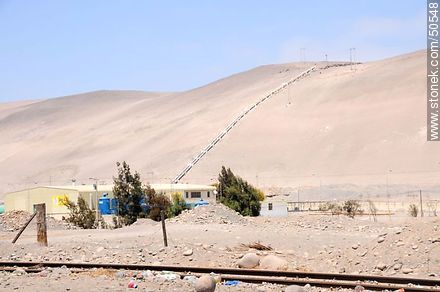 Vías de tren a Arica - La paz, en desuso. Tuberías de agua en los cerros. - Chile - Otros AMÉRICA del SUR. Foto No. 50548