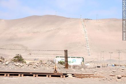 Vías de tren a Arica - La paz, en desuso. Tuberías de agua en los cerros. - Chile - Otros AMÉRICA del SUR. Foto No. 50546