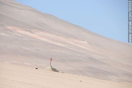 Tumba en el medio de la montaña. Altitud: 455m. - Chile - Otros AMÉRICA del SUR. Foto No. 50533
