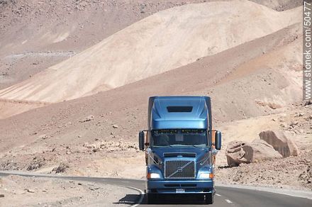 Camión Volvo boliviano con productos hacia su salida al mar por Arica. - Chile - Otros AMÉRICA del SUR. Foto No. 50477