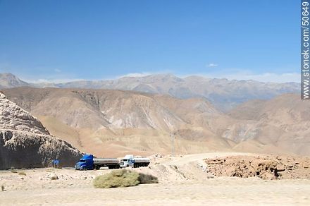 Camiones cisterna estacionados al costado de la ruta - Chile - Otros AMÉRICA del SUR. Foto No. 50649