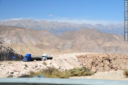 Camiones cisterna estacionados al costado de la ruta - Chile - Otros AMÉRICA del SUR. Foto No. 50648