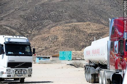 Camiones cisterna en Zapahuira, ruta 11, Chile. - Chile - Otros AMÉRICA del SUR. Foto No. 50630