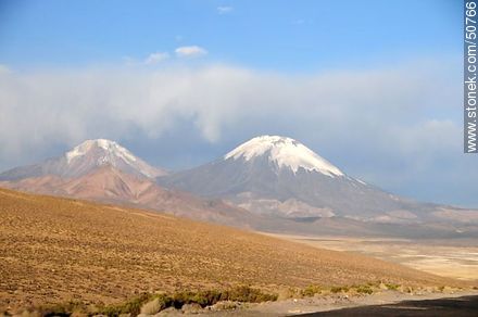 Volcanes Pomerape y Parinacota de la cadena de Nevados de Payachatas. Altitud: 4570m - Chile - Otros AMÉRICA del SUR. Foto No. 50766