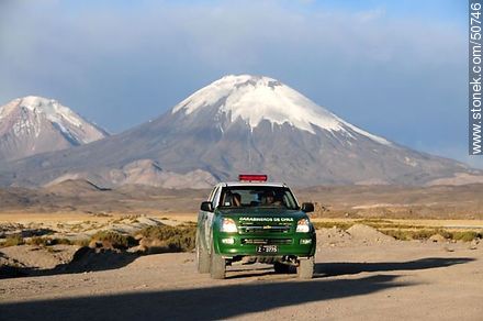 Camioneta de carabineros en el Retén Chucuyo frente al volcán Parinacota. - Chile - Otros AMÉRICA del SUR. Foto No. 50746
