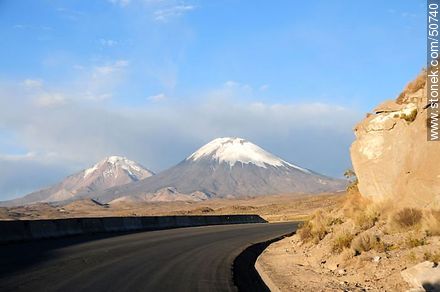 Volcanes Parinacota y Pomerape desde ruta 11 de Chile - Chile - Otros AMÉRICA del SUR. Foto No. 50740