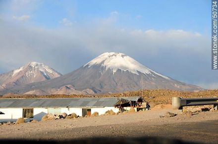 Volcanes Parinacota y Pomerape desde ruta 11 de Chile. Copihué. - Chile - Otros AMÉRICA del SUR. Foto No. 50734