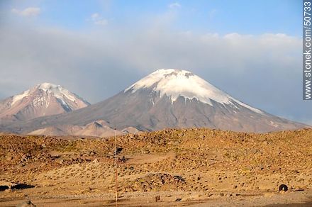 Volcanes Parinacota y Pomerape desde ruta 11 de Chile - Chile - Otros AMÉRICA del SUR. Foto No. 50733
