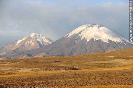 Volcanes Parinacota y Pomerape desde ruta 11 de Chile - Chile - Otros AMÉRICA del SUR. Foto No. 50731