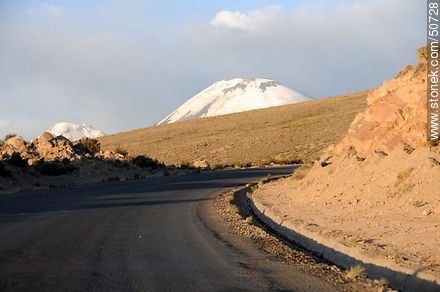 Volcanes Parinacota y Pomerape desde ruta 11 de Chile. Altitud: 4550m - Chile - Otros AMÉRICA del SUR. Foto No. 50728