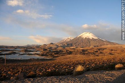 Lagunas de Cotacotani y volcanes Pomerape y Parinacota. Altitud: 4640m. - Chile - Otros AMÉRICA del SUR. Foto No. 50712