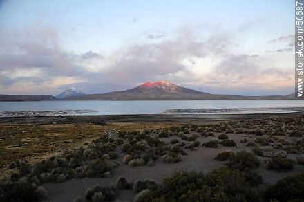 Volcán Quisiquisini (Bolivia) desde la ruta 11 (Chile). Lago Chungará. - Chile - Otros AMÉRICA del SUR. Foto No. 50687
