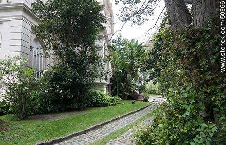 Residencia del embajador de Brasil en Uruguay. Palacio Pietracaprina en Bulevar Artigas y Av. Rivera. - Departamento de Montevideo - URUGUAY. Foto No. 50866