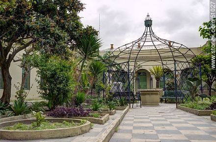 Garden with a gazebo frame. - Department of Montevideo - URUGUAY. Photo #51027