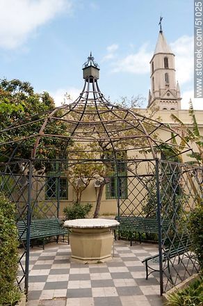 Garden with a gazebo frame. Dome of the chapel. - Department of Montevideo - URUGUAY. Photo #51025