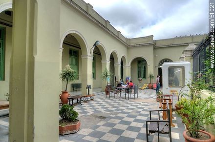 Uno de los patios del hospital Vilardebó - Departamento de Montevideo - URUGUAY. Foto No. 51021