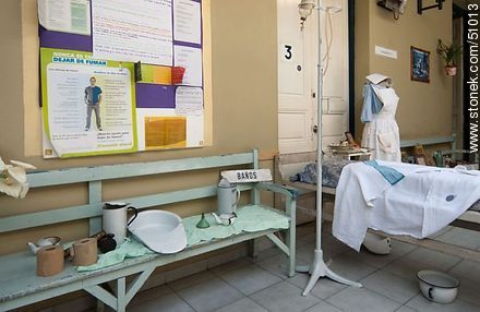 Exposición de antiguos objetos de enfermería del Hospital Vilardebó - Departamento de Montevideo - URUGUAY. Foto No. 51013