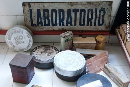 Objetos antiguos de laboratorio - Departamento de Montevideo - URUGUAY. Foto No. 51000