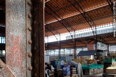 Detail of old metal columns of Mercado Agrícola - Department of Montevideo - URUGUAY. Photo #51144