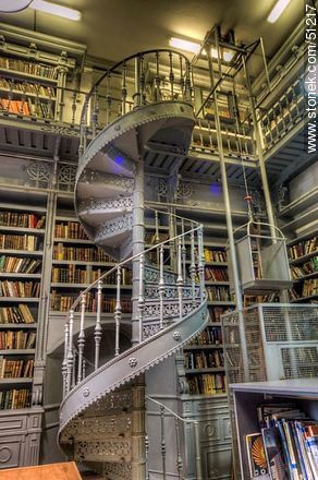 Biblioteca del IAVA. Escalera caracol a la planta alta. - Departamento de Montevideo - URUGUAY. Foto No. 51217