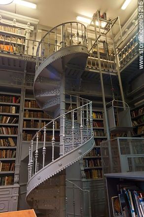 Biblioteca del IAVA. Escalera caracol a la planta alta. - Departamento de Montevideo - URUGUAY. Foto No. 51215