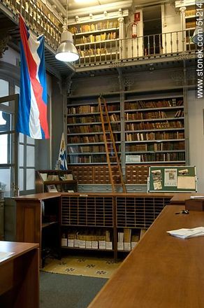 Biblioteca del IAVA - Departamento de Montevideo - URUGUAY. Foto No. 51214