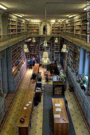 Biblioteca del IAVA - Departamento de Montevideo - URUGUAY. Foto No. 51182