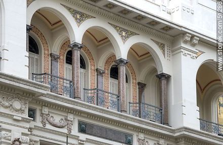 Piria Palace balcony, home of the Supreme Court - Department of Montevideo - URUGUAY. Photo #51286