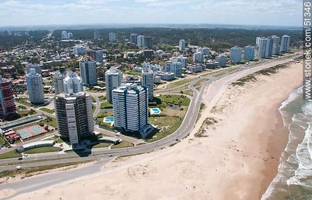 Playa Brava desde el cielo - Punta del Este y balnearios cercanos - URUGUAY. Foto No. 51346