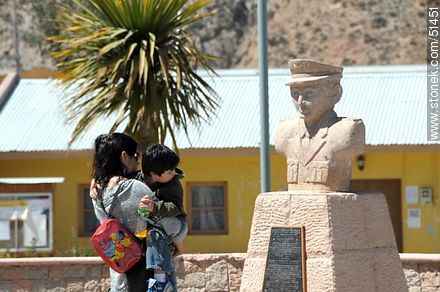 Madre e hijo observando al busto homenaje a los carabineros de Chile. - Chile - Otros AMÉRICA del SUR. Foto No. 51451